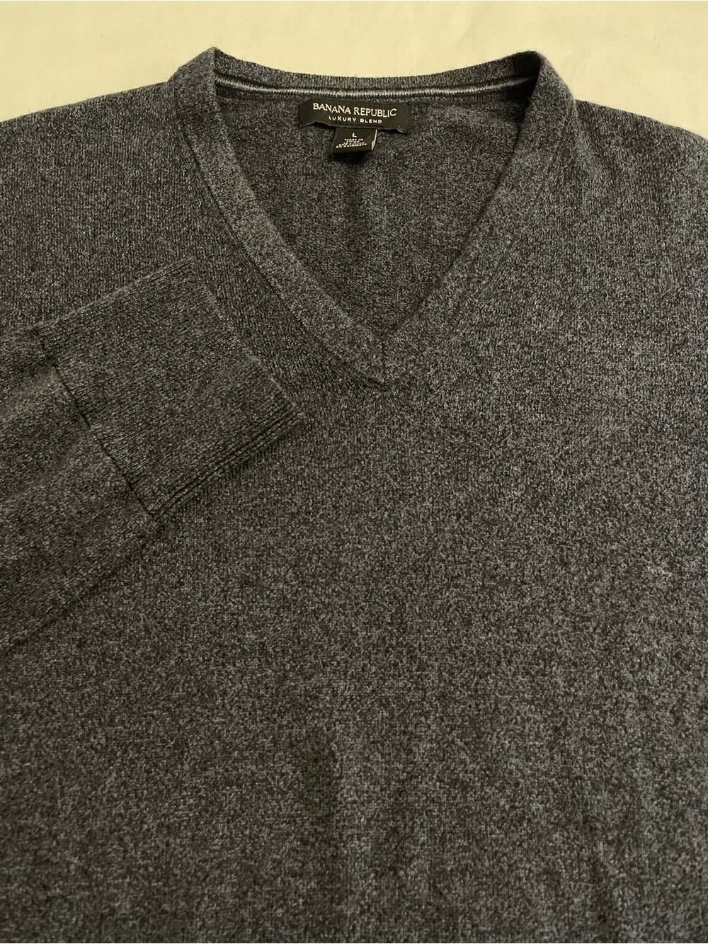 Banana Republic Luxury Silk Cashmere  Blend Grey V-Neck Sweater Men’s Size Large
